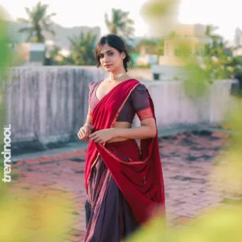 Losliya Mariyanesan Red and Purple Cotton Saree