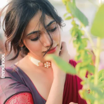 Losliya Mariyanesan Red and Purple Cotton Saree
