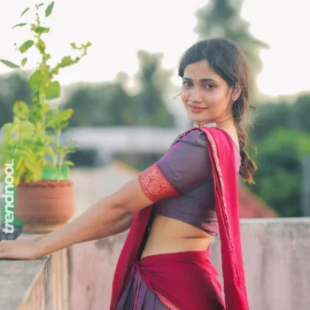 Losliya Mariyanesan Red and Purple Cotton Saree