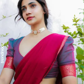 Losliya Mariyanesan Red and Purple Cotton Saree
