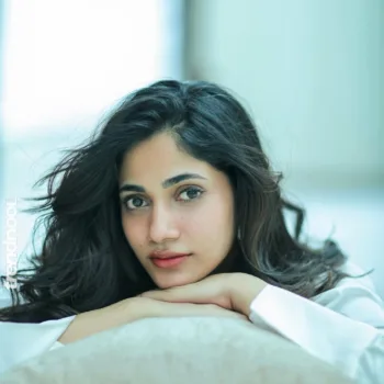 Losliya Mariyanesan white shirt look