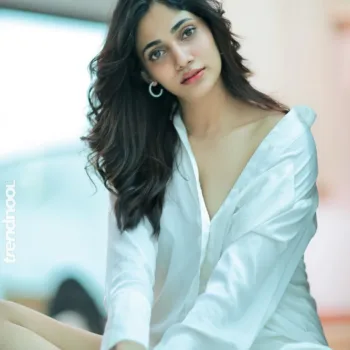 Losliya Mariyanesan white shirt look
