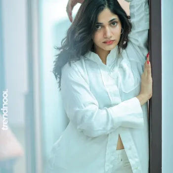 Losliya Mariyanesan white shirt look