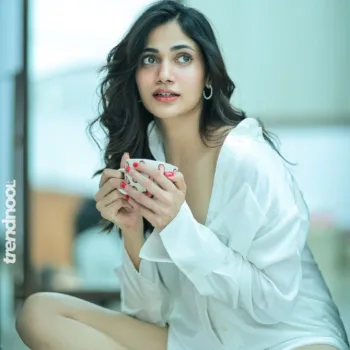 Losliya Mariyanesan white shirt look