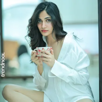 Losliya Mariyanesan white shirt look