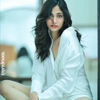 Losliya Mariyanesan white shirt look