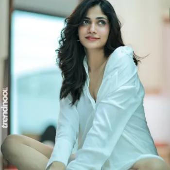 Losliya Mariyanesan white shirt look