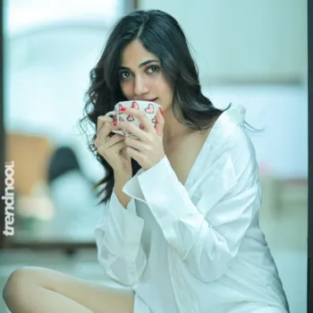 Losliya Mariyanesan white shirt look