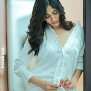 Losliya Mariyanesan white shirt look