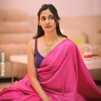 Losliya Mariyanesan pink silk saree