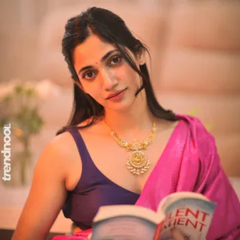 Losliya Mariyanesan pink silk saree