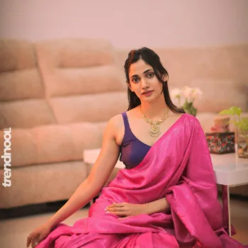 Losliya Mariyanesan pink silk saree