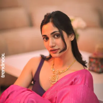 Losliya Mariyanesan pink silk saree