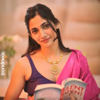 Losliya Mariyanesan pink silk saree