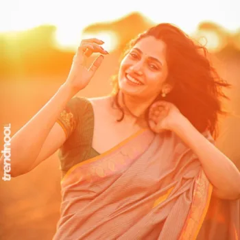 Losliya Mariyanesan green striped saree