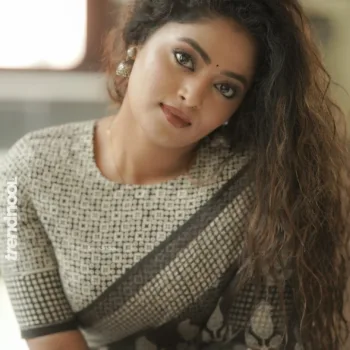 Sangeetha Kalyankumar black and white printed saree