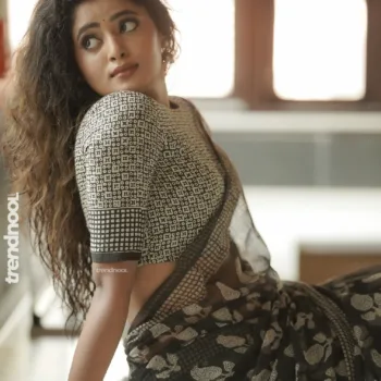 Sangeetha Kalyankumar black and white printed saree