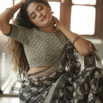 Sangeetha Kalyankumar black and white printed saree