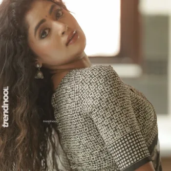 Sangeetha Kalyankumar black and white printed saree
